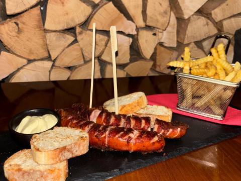 Kobasica sa sirom i pomfritom 340gr