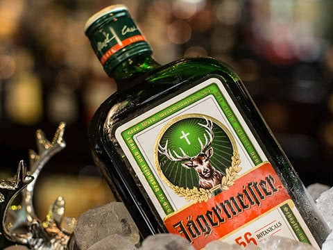 Jägermeister 0,7l + 4 Coca-Cola 0,33l
