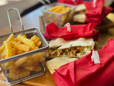 Pileći sendvič + pomfrit 350gr