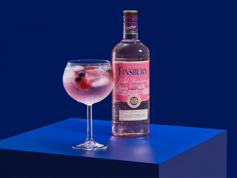 Finsbury gin Pink 0,70l + 4x Thomas Henry Cherry 0,20l